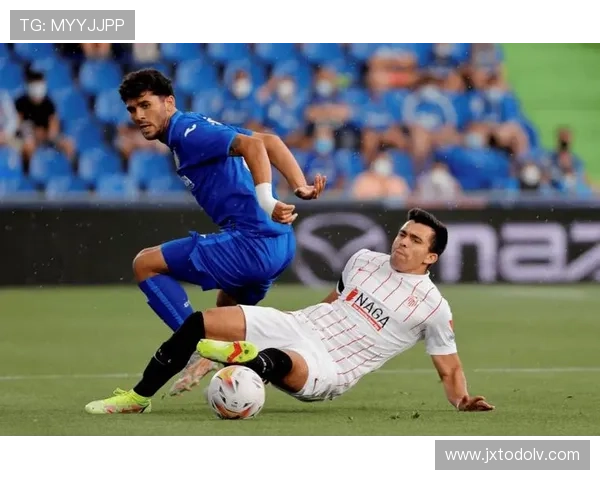 西甲塞维利亚中场拦截