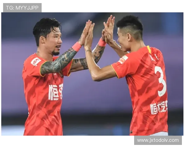 卡纳瓦罗高位逼抢压制对手中场，角色转型引领防线前移趋势